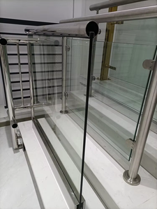 Barandilla de Balcón Personalizada en Aluminio, Diseño Elegante, Sistema de Protección con Vidrio para Casa Moderna, Seguridad y Elegancia - Product Image 6