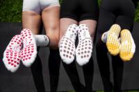 OEM Pilates Long Grip Chaussettes Personnalisé Coton Cuisse Haute Pilates Grip Chaussettes Broderie Esthétique Pilates Chaussettes avec logo