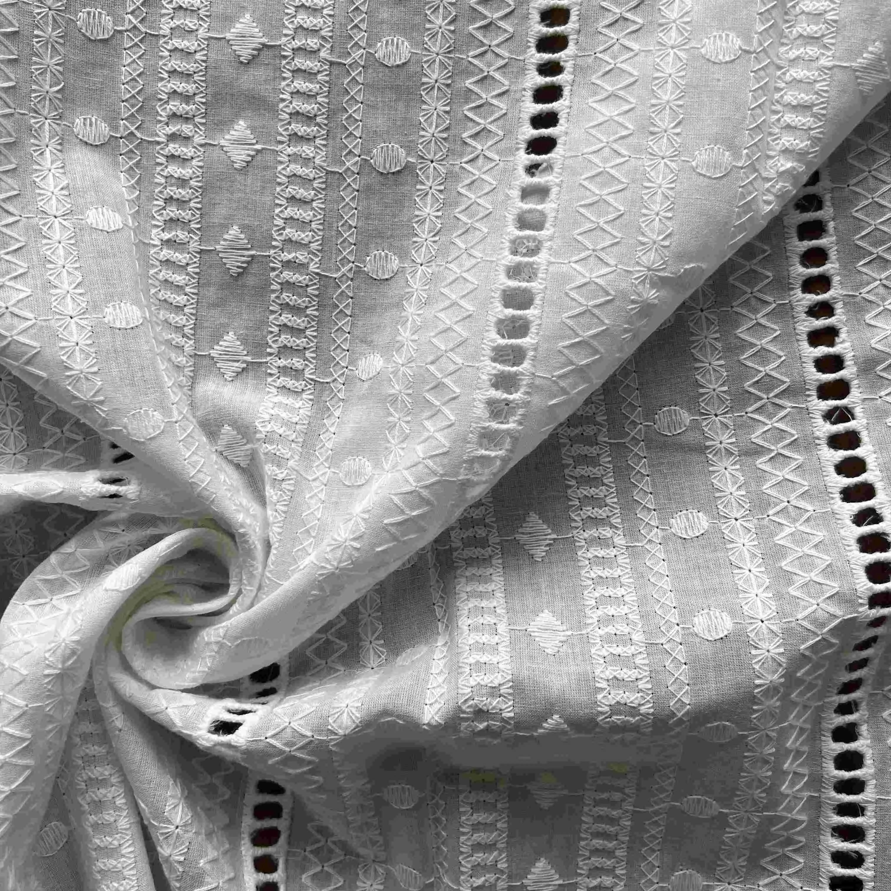 China Textil Thailand Tetroton Öse weiße Jakobs muschel Öse schönes Muster Baumwolle Spitze Stickerei Stoffe für Kleid