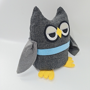 Niedlicher Cartoon-Eulen-<span class=keywords><strong>Türstopper</strong></span> mit halbgeschlossenen Augen aus Fischgrätstoff mit blauem Gürtel, dekorativer gewichteter <span class=keywords><strong>Türstopper</strong></span> zur Dekoration - Product Image 2