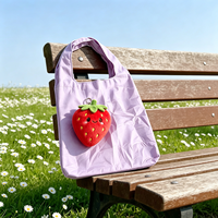 Nouveau design porte-clés en peluche fraise avec sac de courses pliable – Porte-clés fraise en peluche mignon avec sac à main, un best-seller