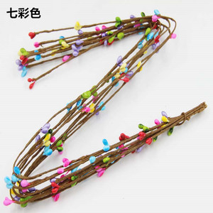 Couronne de fleurs artisanale Hua Hui Hua Yuan 65cm en rotin avec baies roses, accessoire de mariage - Product Image 3