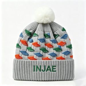 หมวกบีนนี่ถักไหมพรมสีสันตัดกันแบบกำหนดเอง พร้อมปอมปอม ปักโลโก้ INJAE หมวกไหมพรมถักขอบพับอุ่นสบายสำหรับฤดูหนาว ขายส่งหลายแบบ รับผลิตแบบ OEM ODM - Product Image 3