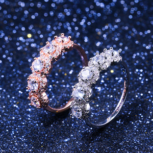 Anello Elegante da Donna per Fidanzamento, Gioiello Regolabile in Lega di Rame con Accenti Scintillanti, Stile Moderno e Minimalista - Product Image 2