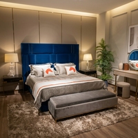 Ensemble de lit king size en velours capitonné de luxe moderne pour chambre de villa, mobilier design haut de gamme, cadre doré