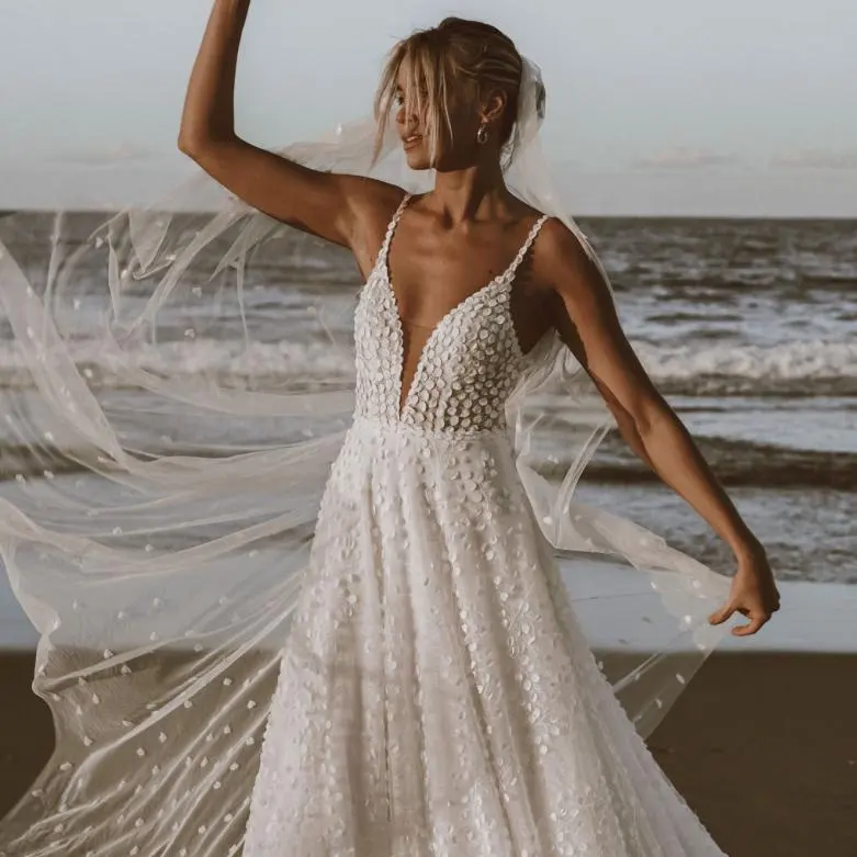 Ruolai QW01233 A-line V Neck Bridal Spaghetti Strap Leaves Lace Open back Elegant Girl Wedding Dress
