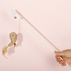 Vente en gros Jouets pour <span class=keywords><strong>chat</strong></span> Plume naturelle Corde haute élasticité Bâton en bois avec cloches Jouets interactifs pour chats d'intérieur - Product Image 2