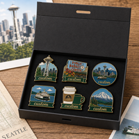 Groothandel op maat gemaakte Seattle emaille pin cadeaudoos Space Needle Pike Place Market revers pin toeristische souvenir cultuur badge cadeauset