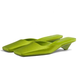 Chaussons en soie douce pour femmes, talons bas triangulaires, style français, sandales à bout carré, couleurs personnalisées, chaussures élégantes d'été - Product Image 1