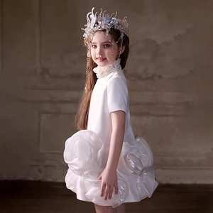 Abiti da Damigella Personalizzati con Perle Bianche e Fiori 3D, Vestito da Principessa con Motivi Floreali per Matrimoni, Concorsi e Feste - Product Image 3