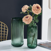 Vases décoratifs en verre vert épaissi Vente en gros Bureau intérieur Bureau Table à manger Accessoires d'étagère Bouteilles d'intérieur élégantes