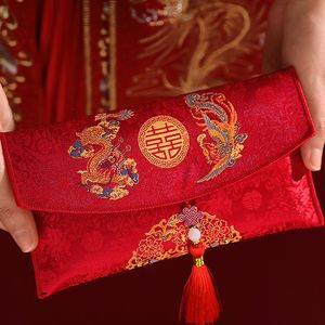 Enveloppe rouge chinoise brodée en satin avec motif double bonheur, idéale pour un cadeau de mariage (Xi Peptide) - Product Image 2