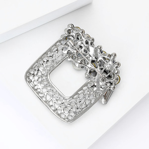 Broche de Flor Cuadrado de Aleación Hueca Chapado en Oro con Diamantes de Imitación, Diseño de Moda, Regalo de Lujo para Fiesta de Compromiso y Boda con Baño de Oro - Product Image 4