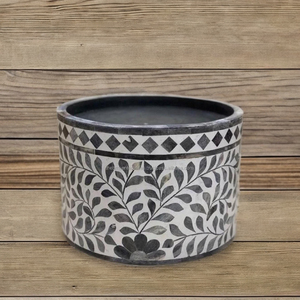 Support à gâteau rond en bois avec motif géométrique incrusté et pieds en forme d'épingle noire, fait main pour la décoration intérieure moderne - Product Image 5