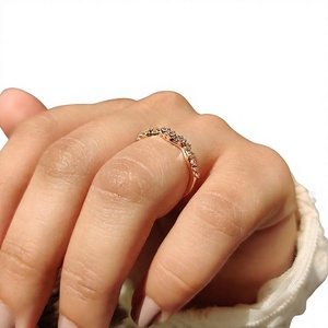 Anillo de Boda Ondulado de Oro Rosa con Diamante Cultivado en Laboratorio, Anillo Apilable Delicado para Aniversario, Corona Chevron, Banda Nupcial Minimalista de Promesa - Product Image 3