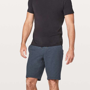 Shorts en molleton 100 % coton à ourlet brut pour homme, style décontracté, streetwear, avec logo personnalisé, longueur genou - Product Image 1