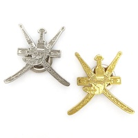 Broche de luxe Khanjar d'Oman, emblème national d'Oman, épées dorées, émail, insigne de drapeau, insigne de revers, insigne de blason