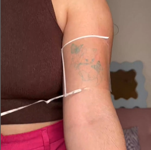 Tatuaje Temporal Personalizado <span class=keywords><strong>de</strong></span> Tinta Semipermanente, Diseño <span class=keywords><strong>de</strong></span> <span class=keywords><strong>Flor</strong></span> <span class=keywords><strong>de</strong></span> <span class=keywords><strong>Gardenia</strong></span> en Negro y Azul, Tatuajes Temporales con Diseño <span class=keywords><strong>de</strong></span> Henna - Product Image 1