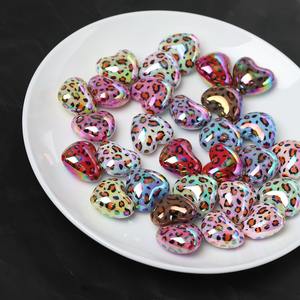 Vente chaude 21*25mm Acrylique Solide Impression Léopard UV AB Coeur Perles pour Chunky Collier Perlable Stylo Téléphone Chaînes Fabrication de Bijoux - Product Image 4