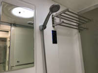 En stock, salle de douche préfabriquée tout-en-un au design moderne, installation facile, toilette en acrylique avec unité de salle de bain