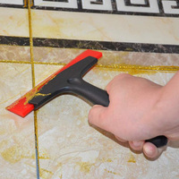 Outil de truelle en plastique multifonctionnel pour l'étalement de la mastic de jointoiement de cloisons sèches et le nivellement du mastic, avec poignée ergonomique