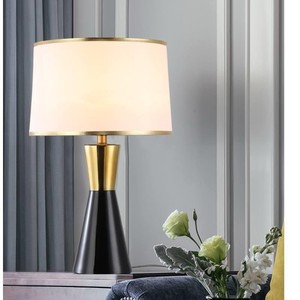 Lámpara de Mesa Moderna Minimalista Negra y Dorada, E27 LED 220V, con Interruptor, Decorativa para Dormitorio o Sala de Estar - Product Image 4