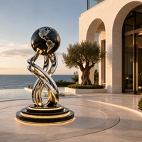 Sculpture de globe terrestre en acier inoxydable sur mesure, grande statue d'art métallique torsadée polie miroir pour aménagement paysager de cour de luxe