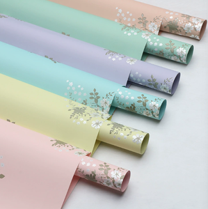Papel de embalaje de flores de plástico translúcido impermeable con acabado mate, papel mate hecho a mano para regalos, papel para floristería. - Product Image 2
