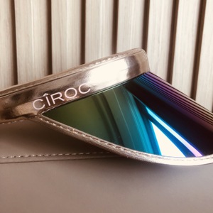 Visiera Parasole in PVC con Protezione UV - Opzioni Multicolore Metallizzate e Trasparenti, Logo Personalizzabile, Cappello <span class=keywords><strong>per</strong></span> Protezione Solare da Esterno - Product Image 3