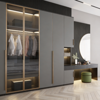 Armoire grise moderne autoportante avec coiffeuse, miroir LED, portes vitrées et poignées dorées pour suite d'hôtel