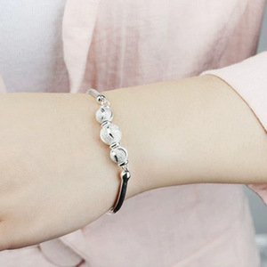 Bracciale a Campana con Perline a Mezzaluna da Donna, Braccialetto Minimalista Regolabile, Gioiello da Polso alla Moda - Product Image 3