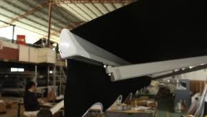 Auvent rétractable à télécommande pour pare-soleil d'extérieur avec bras pliant en aluminium personnalisé - Product Image 3