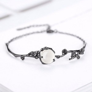 Bracciale floreale da donna in calcedonio bianco con design a fiore di pesco, stile coreano, elegante, da indossare ogni giorno, gioielli alla moda - Product Image 3