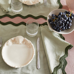 Grands sets de table festonnés en lin avec contour bicolore incurvé pour les acheteurs de projets hôteliers dans le secteur de la restauration - Product Image 1