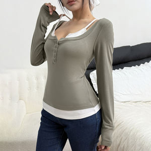 Camisole en dentelle contrastée avec des boutons en rangée, haut à manches longues associé à un t-shirt ajusté en dessous - Product Image 5