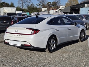 Voiture coréenne d'occasion abordable, berline blanche à essence, modèle 2020, avec clé intelligente, navigation, caméra et sièges chauffants - Product Image 2