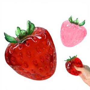 Grande boule de gelée souple artisanale en forme de fraise, à texture fine, enrichie en crème de vaseline et huile de coco, ne rebondit pas - Product Image 1