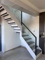 Escalier intérieur en bois massif sur mesure pour grenier, avec un design moderne et simple, et conception gratuite