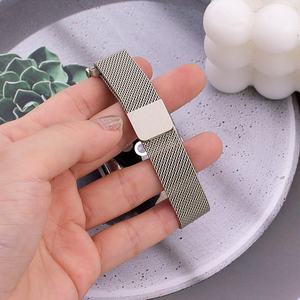 Bracelet en maille milanaise métallique de luxe pour Apple Watch Series 11 10 9 8 SE et bracelet de remplacement magnétique pour montre de 14 mm - Product Image 2