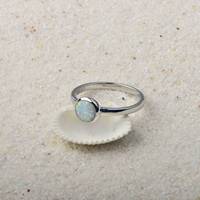 Bague solitaire minimaliste en opale ronde |   Bracelet en acier inoxydable avec pierres précieuses irisées |   Bijoux délicats pour un usage quotidien pour femmes, style tendance