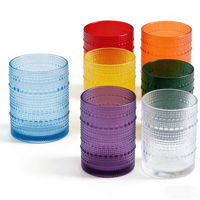 Gobelet porte-bougie en plastique coloré à motifs en relief, aux teintes vibrantes et à l'éclat doux, design européen, rehausse la décoration intérieure et les mariages