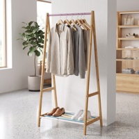 Porte-vêtements en bambou en forme de A avec barre de suspension aux accents pastel et étagère à chaussures à lattes multicolores pour chambres d'enfants
