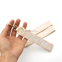 Porte-clés bracelet en toile personnalisé avec logo brodé blanc crème pour moto et voiture, avec anneau ouvert