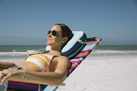 Coussin gonflable confortable, durable et compact, qui ne glisse pas sur les plages ventées grâce à sa poche à sable brevetée, idéal pour les plages et les piscines.