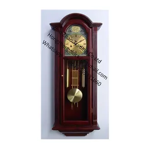 Reloj de pared de péndulo de madera redondo beige tradicional, números negros, un bisel con acabado de latón, vidrio liso sobre una esfera de lana de cordero