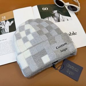หมวกไหมพรมผู้ใหญ่ดีไซน์เก๋สำหรับฤดูหนาว  แบบสองด้าน  ผสมขนสัตว์  ลายตารางถักนิตติ้ง  ตกแต่งด้วยตัวอักษรปักนูน 3 มิติ  หรูหรา - Product Image 4