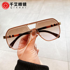 Lunettes de soleil irrégulières Qianai pour femmes, UV400, monture large, style aviateur, monture rose, verres gris orange - Product Image 1