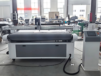 Machine de découpe à couteau vibrant servo motorisé avec alimentation automatique, rainurage et perforation pour tapis de voiture, moquette, bagages et échantillons