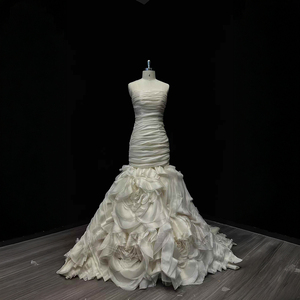 Robe de mariée sirène moderne NT20 à col bateau long, avec volants, dentelle fine et appliques de fleurs en cristal, idéale pour les fêtes - Product Image 1