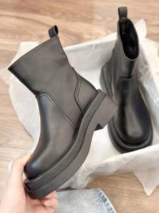 Venta al por mayor de fábrica de botas cortas deportivas retro formales de cuero genuino, botas casuales elegantes y a la moda para mujer - Product Image 3